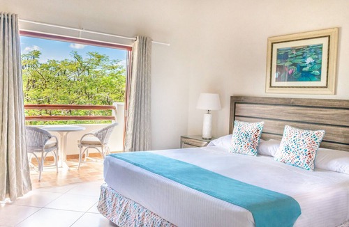 Retreat Hotel | Pool & Fitness Center Access with Free Parking | 1.7 Miles to Heywoods Beach