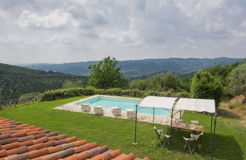 Civitella in Val di Chiana Villa | Private Villa with private pool, WIFI, TV, balcony, pets allowed, panoramic view, close to Arezzo