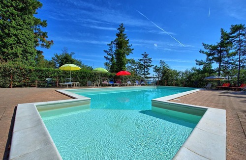 Scheggia Villa | Private Villa with WIFI, private pool, TV, balcony, pets allowed, panoramic view, close to Arezzo