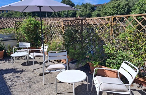 San Frediano Apartment | Quiet house surrounded by greenery inside the walls of Florence with terrace