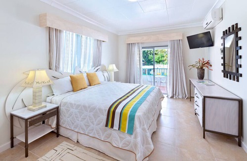 Worthing Hotel | Rockley Beach Queen Suite Breakfast & Pool