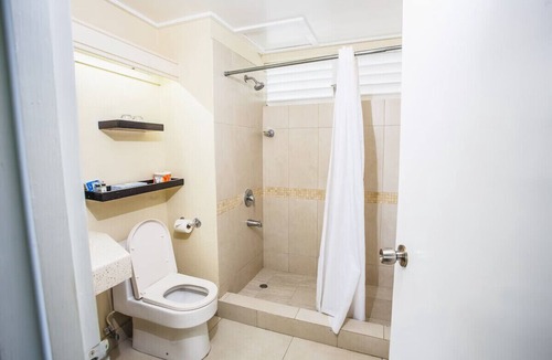 Worthing Hotel | Rockley Beach Queen Suite Breakfast & Pool