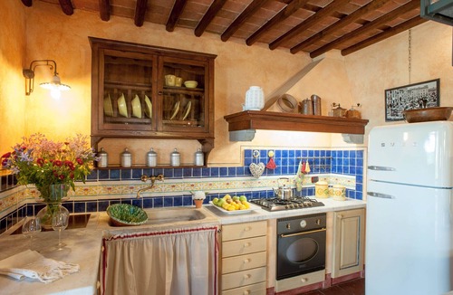 Aquilea Villa | Romantic farmhouse villa in Lucca to sleep 5 guests with private pool and wi-fi