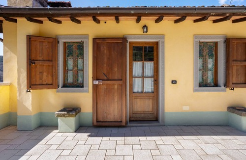 Montefegatesi Apartment | Room 'Camera B' – Prato Fiorito with Mountain View and Shared Pool