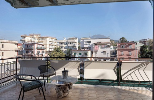 Ercolano Apartment | Room 'Camera Deluxe Vicino Agli Scavi' with Mountain View, Wi-Fi and Air Conditioning