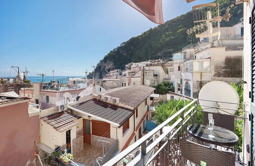 Cetara Apartment | Room 'Camera Maestrale Partial Sea View' with Sea View, Wi-Fi and Air Conditioning