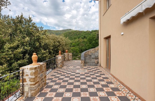 Serramezzana Apartment | Room 'Camera Vico' with Mountain View, Wi-Fi and Air Conditioning