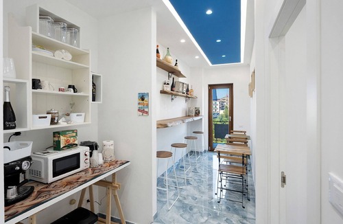 Ercolano Apartment | Room 'Elegante Camera Familiare' with Mountain View, Wi-Fi and Air Conditioning