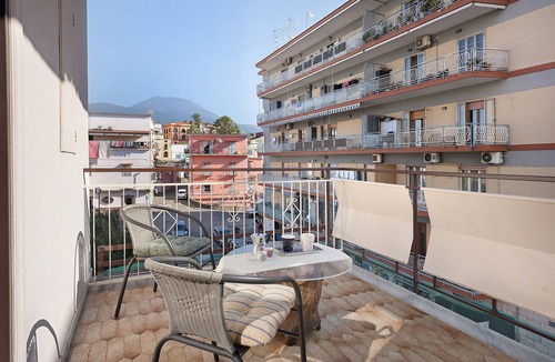 Ercolano Apartment | Room 'Elegante Camera Familiare' with Mountain View, Wi-Fi and Air Conditioning