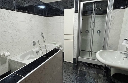 Potenza House | Single Room with Shared Bathroom and Private Parking in Loco