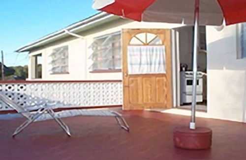 West Terrace Apartment | Spacious 3-Bedroom Apartment located within a Cul-De-Sac, close to the beach.