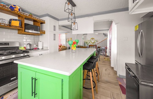 Christie House | Spacious 4-bedroom house in Jackmans with AC