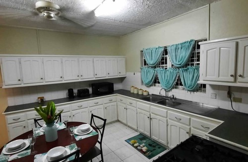 Welches Apartment | Spacious downstairs apartment 5min walk to the beach