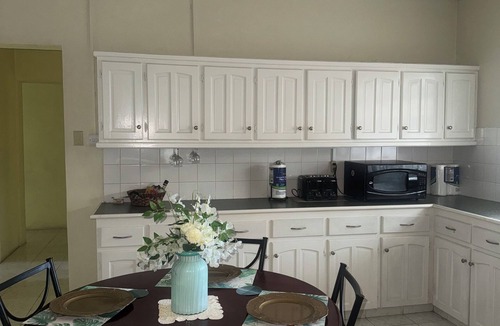 Welches Apartment | Spacious downstairs apartment 5min walk to the beach