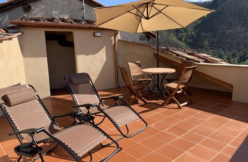 Benabbio House | Spacious Tuscan townhouse with large roof terrace