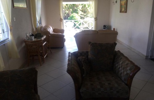 Mount Standfast Villa | Spacious White House Villa 1 minute to sandy beaches