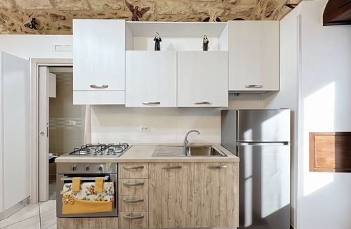 Monte Sant'Angelo Apartment | Studio Apartment 'La Castellana' with Wi-Fi