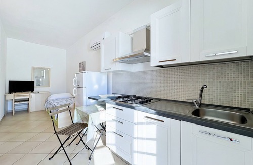 Peschici Apartment | Studio Apartment 'Francesca, Mono Deluxe B' with Shared Terrace, Wi-Fi and Air Conditioning