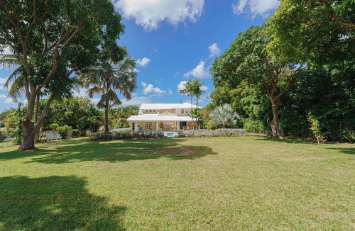 Gibbes House | Stunning 3-bed Villa 2 Mins to Beach - Coral House