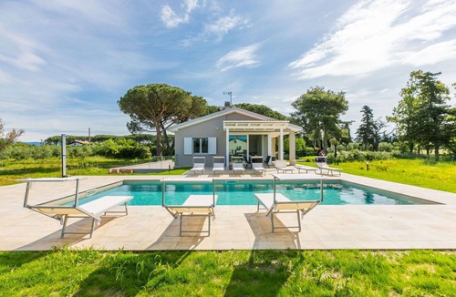Cecina House | Stunning private villa for 8 people with A/C, WIFI, private pool, TV, terrace and pets allowed