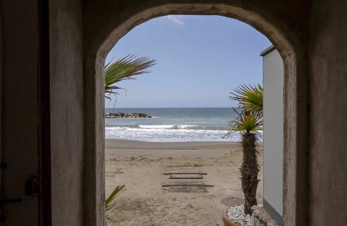 Formia House | Stunning private villa for 12 guests with WIFI, A/C, TV, terrace, pets allowed and parking