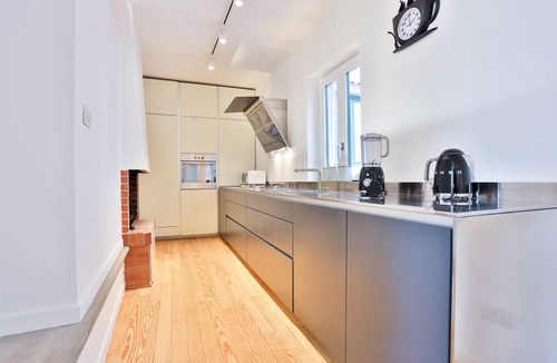 Historical Downtown Salerno Apartment | Stylish Apartment in the Heart of Salerno – Gateway to the Amalfi Coast