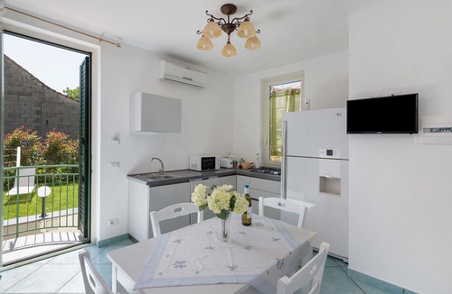 Bomerano Apartment | Superior Venere Apartment in Villa Degli Dei with Mountain View, Wi-Fi & Air Conditioning