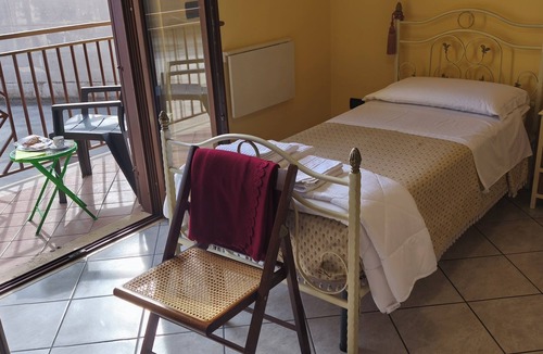 Pietramelara Apartment | "The Flowers of AminA"