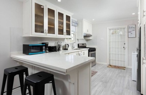 Lodge Hill Villa | The White Villa - Modern Family Friendly 2 Bedroom Villa in Prime Location