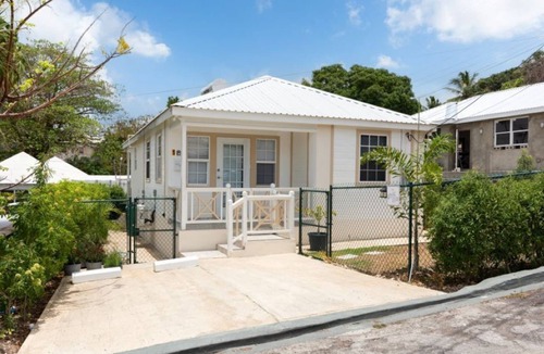 Lodge Hill Villa | The White Villa - Modern Family Friendly 2 Bedroom Villa in Prime Location