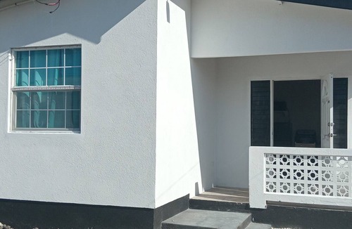 Silver Sands Apartment | Tropical Paradise near bus route, supermarket, and Silvers Sands beach and park