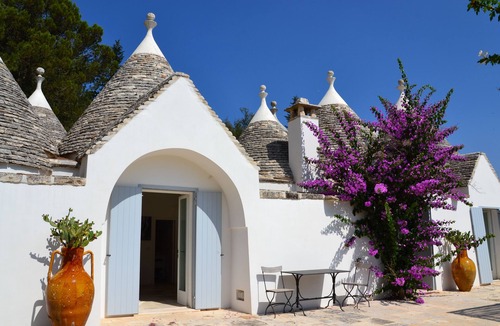 Martina Franca House | Trullo & Villa Fumarola. Large Pool + Garden. Safe for Kids. Great Location.