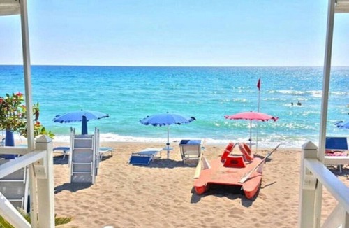 Paestum Villa | VILLA BY THE SEA, SHORT DISTANCE FROM PAESTUM TEMPLES. PRIVATE POOL NEAR THE SEA