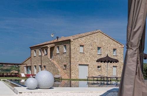 Colle San Valentino Villa | Villa Aga, farmhouse nestled in the Marche hills