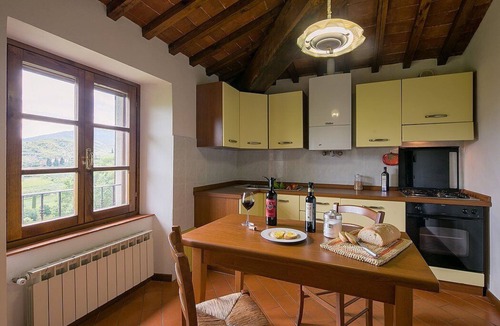 Pieve di Chio House | Villa Angelisa B: A characteristic and welcoming apartment surrounded by meadows and by green hills, with Free WI-FI.