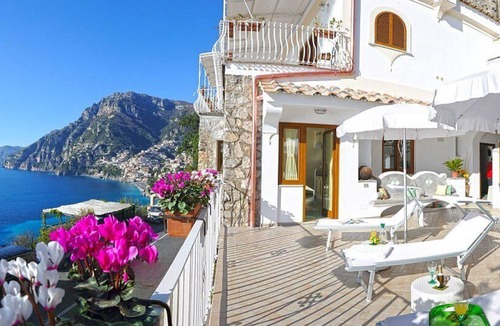 Arienzo House | Villa Carilla A: An elegant apartment which faces the sun and the sea, with Free WI-FI.