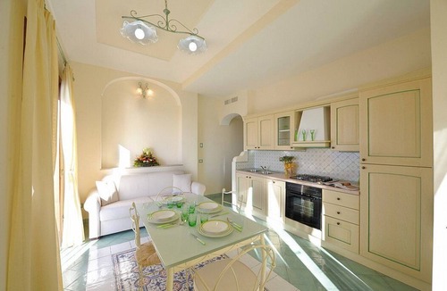 Arienzo House | Villa Carilla B: An elegant apartment which faces the sun and the sea, with Free WI-FI.