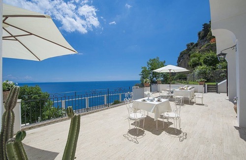 Positano Villa | Villa Carinzia: A splendid two-story villa which faces the sun and the sea, with Free WI-FI.