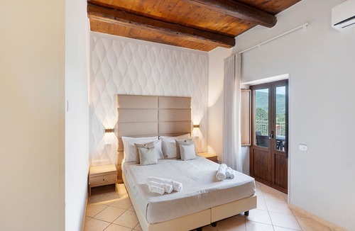 Stella Cilento Villa | Villa 'Don Elio Con Spa Privata' with Mountain View, Wi-Fi and Air Conditioning