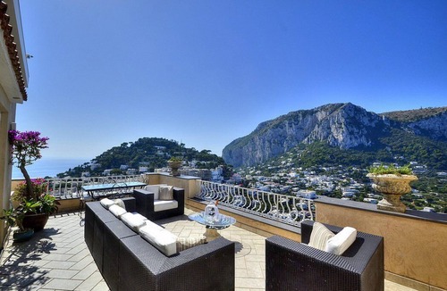 Capri Apartment | Villa Due Marine: A splendid and luminous apartment situated in a quiet location, at a short distance from the famous Piazzetta of Capri, with Free WI-FI.