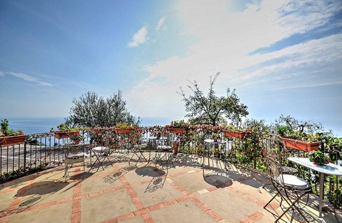 Pogerola House | Villa Eufemia: A spacious three-story villa which faces the sun and the sea, with Free WI-FI.