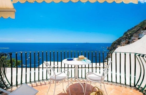 Positano City Centre House | Villa Faustina E: A bright and cheerful apartment overlooking the sea and the main beach of Positano.