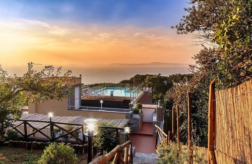 Sorrento Villa | Villa Godiva: A splendid and luminous two-story villa located on a hillside, facing the sea, with Free WI-FI.