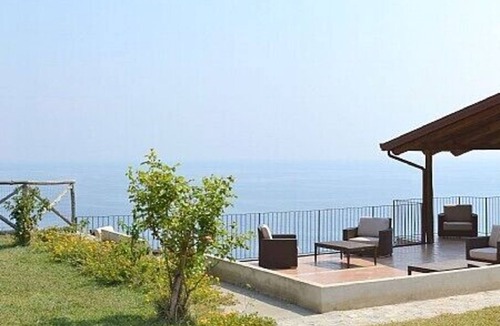Amalfi Villa | Villa Medea: An elegant and welcoming four-story villa set into the cliff, sheer above the sea, with Free WI-FI.
