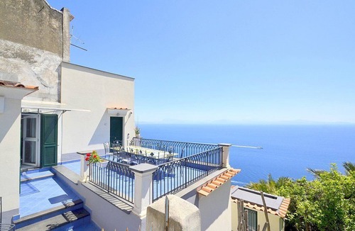 Pogerola Villa | Villa Melos Grande: A bright and sunny three-story villa which faces the sun and the sea, with Free WI-FI.
