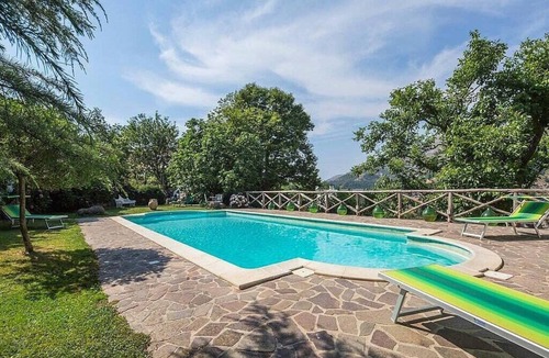 Vico Equense Villa | Villa Ramona: A characteristic and welcoming three-story villa situated in a quiet location, surrounded by a wonderful garden, with Free WI-FI.