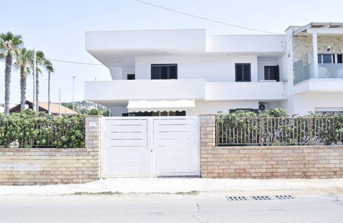 Torre Vado Villa | Villa 'Residence L'ebbrezza Del Mare' with Sea View, Wi-Fi and Air Conditioning