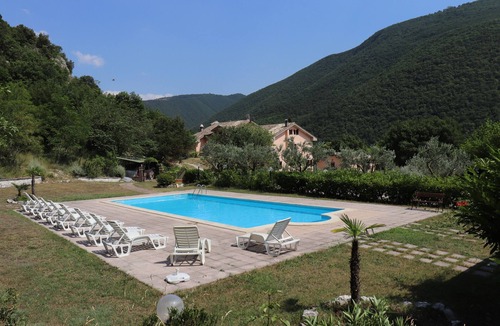 San Severino Marche Villa | Villa Salimbeni 8 rooms, large pool, panoramic view, for 16 people