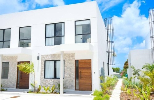 Lower Carlton Beach Villa | Walk to Beach New Elegant 3BR with Pool