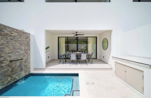 Gibbes House | Walk to Beach, New Elegant 2BR Villa with Pool!